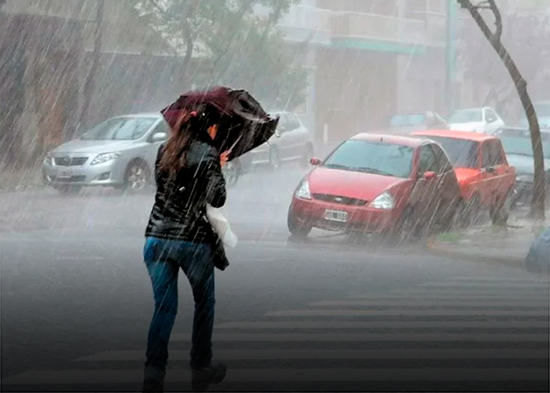 Onda tropical y vaguada provocarán aguaceros este lunes; persiste el calor