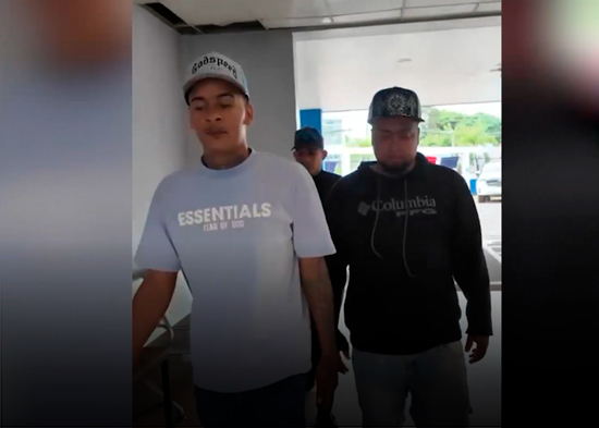 Se entregan dos jóvenes acusados de ultimar al “Jevo” en El Cercado de SFM